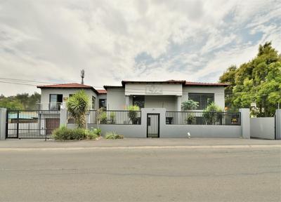 Commercial Property For Sale in Oakdene, Johannesburg