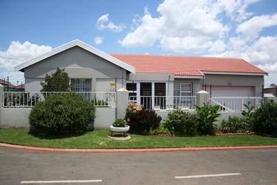 Cluster House For Sale in Sonneveld, Brakpan