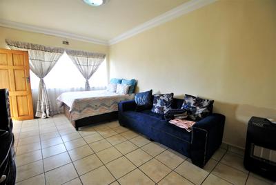 Apartment / Flat For Sale in Linmeyer, Johannesburg