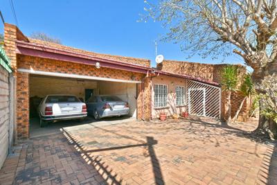 House For Sale in Suideroord, Johannesburg