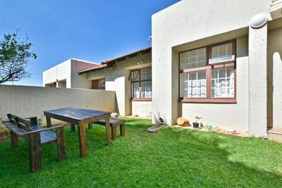Townhouse For Sale in Bergbron, Roodepoort