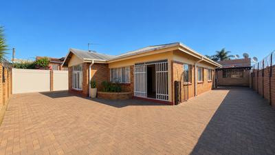 House For Sale in Regents Park, Johannesburg