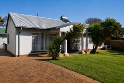 House For Sale in Lenasia, Johannesburg