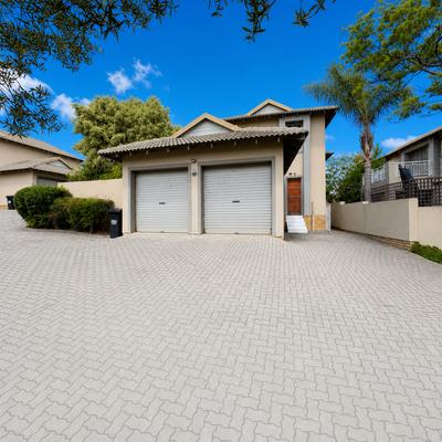 Townhouse For Sale in Ruimsig, Roodepoort